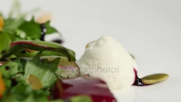 Salat mit Gurken, Salat, Petersilie und Knoblauch Sauerrahmsoße. Kartoffelsalat mit Räucherlachs, Kapern, Rucola und Sauce — Stockvideo