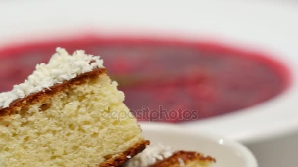 Red Borsch met vlees in de plaat. Een heerlijke rode Borsjt met zure room en kruiden op een witte plaat. Traditionele Oekraïense rode bieten soep - rode borsch en dumplings met knoflook — Stockvideo