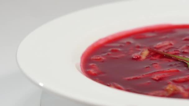 Comida nacional ucraniana e russa - sopa de beterraba vermelha borscht com beef.Moldovan sopa. Fecha. prato de sopa de creme de beterraba em toalha de prato xadrez. Rússia alimento nacional, sopa de beterraba vermelha, borscht — Vídeo de Stock