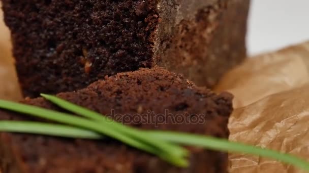 Caviar rojo fresco con albahaca y mantequilla sobre pan en estudio. Criado con caviar rojo con copas de vino sobre fondo. Vodka ruso frío con hielo y pequeños aperitivos con mantequilla y caviar rojo — Vídeos de Stock