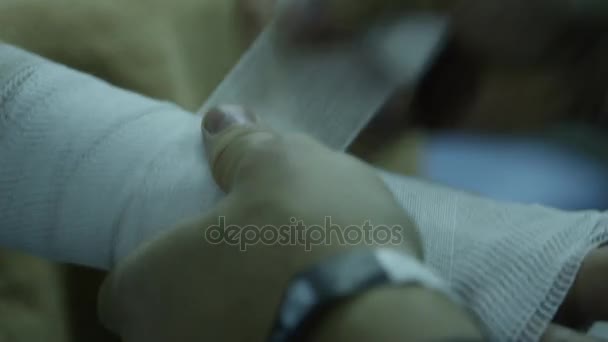 Εκπαιδευτής περιτύλιγμα χέρι του αρσενικό μπόξερ. Μπόξερ χέρι όντας επίδεσμο με πούλμαν — Αρχείο Βίντεο