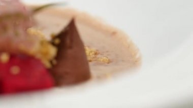 Salata fırında pancar, roka, peynir ve fındık. Pancar ve portakal, gıda ile taze salata. Vejetaryen yalın marul pancar, soğan, ceviz, beyaz tabakta servis yakın çekim
