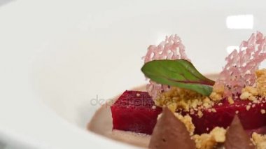 Salata fırında pancar, roka, peynir ve fındık. Pancar ve portakal, gıda ile taze salata. Vejetaryen yalın marul pancar, soğan, ceviz, beyaz tabakta servis yakın çekim