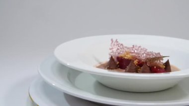 Salata fırında pancar, roka, peynir ve fındık. Pancar ve portakal, gıda ile taze salata. Vejetaryen yalın marul pancar, soğan, ceviz, beyaz tabakta servis yakın çekim