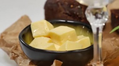 Doğranmış tereyağı, havyar, siyah ekmek. Kaşık ile kırmızı havyar kase dilimlenmiş ekmek, tereyağı ve otlar beyaz arka plan üzerinde hizmet verdi. Kepekli ekmek, tereyağı ve kırmızı havyar, beyaz arka plan