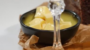 Doğranmış tereyağı, havyar, siyah ekmek. Kaşık ile kırmızı havyar kase dilimlenmiş ekmek, tereyağı ve otlar beyaz arka plan üzerinde hizmet verdi. Kepekli ekmek, tereyağı ve kırmızı havyar, beyaz arka plan