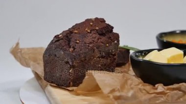 Fesleğen ve Studio ekmek üzerine tereyağı ile taze kırmızı havyar. Şarap gözlük arka plan üzerinde kırmızı havyar ile yetiştirilmiş. Buz ve küçük aperatifler tereyağı ve kırmızı havyar ile soğuk Rus votka