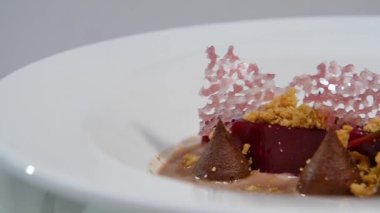 salata sos izole beyaz zemin üzerinde bir tabakta kapatın. Pancar pancar kopya alanı ile beyaz arka plan üzerinde kase salata için kıyılmış. Yemek için sağlıklı madde.