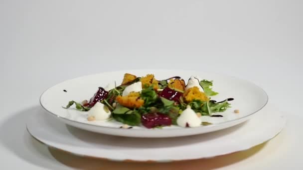 Cucumber salad with grilled tuna. Arugula and Beet Salad with Goat Cheese and Candied Nuts. Salad of lettuce, beetroot and salmon fillets with a delicate cream sauce — Stock Video