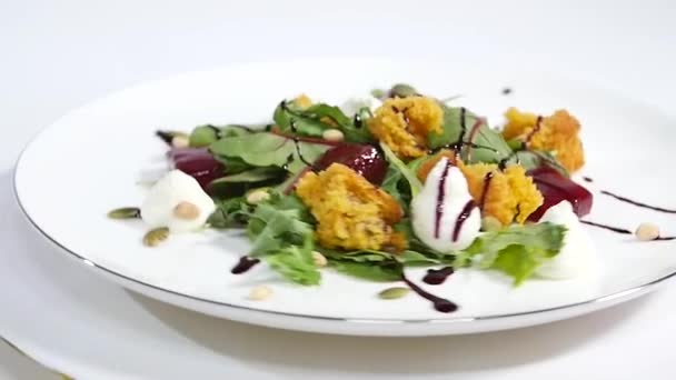 Cucumber salad with grilled tuna. Arugula and Beet Salad with Goat Cheese and Candied Nuts. Salad of lettuce, beetroot and salmon fillets with a delicate cream sauce — Stock Video
