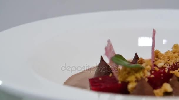 Vinaigrette à salade dans une assiette sur fond blanc isolé de près. Betterave de betterave hachée pour la salade dans un bol sur fond blanc avec espace de copie. Ingrédient sain pour la cuisson . — Video