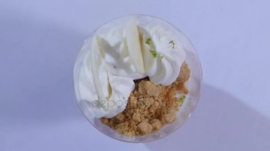 Şekerli tatlı bisküvi, çırpılmış krema ile cam. Krem şanti ile dondurma yakın çekim