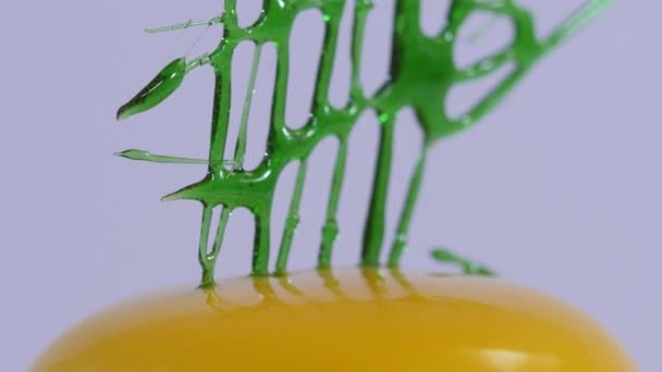 Gâteaux modernes en mousse avec glaçure au caramel décorés pour la fête des enfants. Gâteau à la mousse jaune décoré de caramel vert gros plan — Video