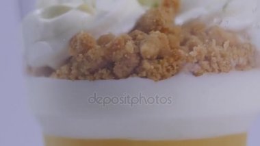 Şekerli tatlı bisküvi, çırpılmış krem beyaz zemin üzerine cam. Krem ve bal ile taze tatlı yakın çekim