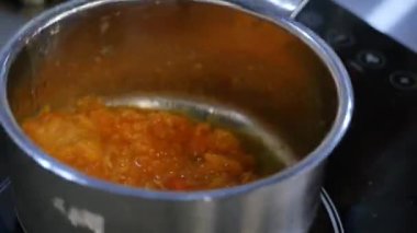 Tpumpkin soba üzerinde bir tencerede kaynar. Kabak şurubu bir tencerede kaynar. Tay lezzetli tatlı