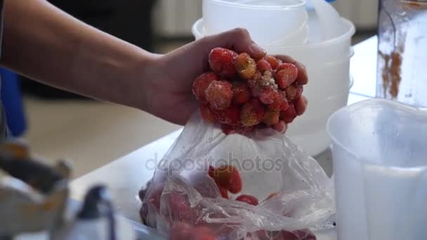 Bevroren aardbeien in een pakket voor bevriezing. Bevroren aardbeien in pakket — Stockvideo