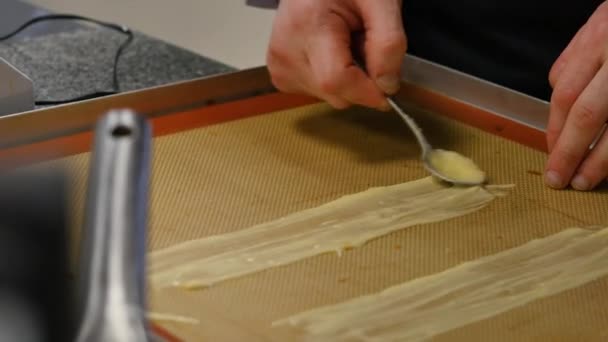 Preparación de pasteles caseros. Un hombre unta pastel con crema . — Vídeos de Stock