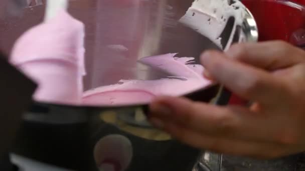 搅拌机中的水果奶油, 准备烘焙。奶油的制备 — 图库视频影像