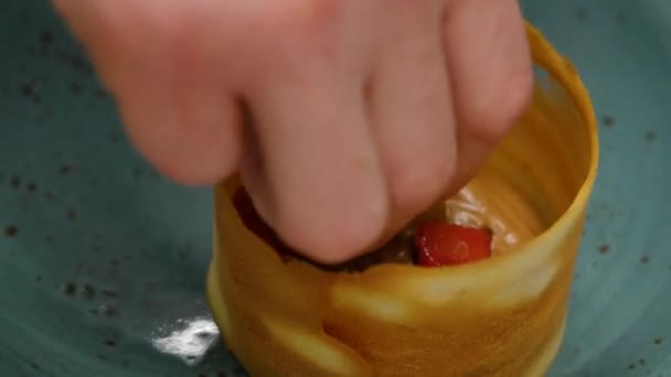 Mani distese bacche sulla torta. Distribuisca le bacche su una torta alla panna — Video Stock