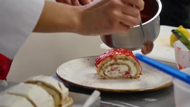 El chef pone mermelada en el pastel. Pone mermelada en el pastel — Vídeo de stock