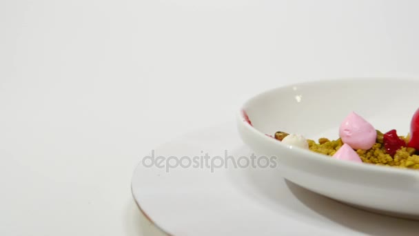 Postre en el plato sobre fondo blanco. Hermoso postre delicioso en el plato. Presentación de los postres en los Emiratos Árabes Unidos — Vídeo de stock