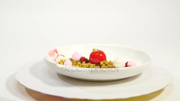 Επιδόρπιο στην πλάκα σε άσπρο φόντο. Όμορφη νόστιμο επιδόρπιο στο πιάτο. Η παρουσίαση από τα γλυκά στα Ηνωμένα Αραβικά Εμιράτα — Αρχείο Βίντεο