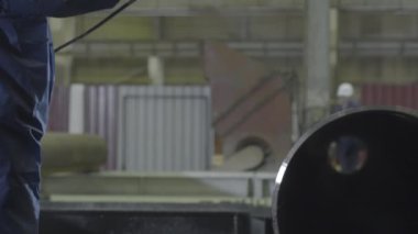 Dostum boyalar atomizer boru. Mens el boya tesisi closeup boruları