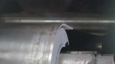 Metal bant makinesi yakın çekim haddeleme hareket ediyor. Çalışırken sayfa haddehane
