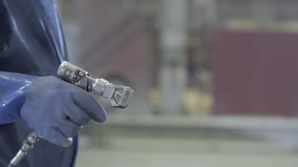 Arm Hand hält industrielle Größe Spritzpistole für industrielle Lackierung und Beschichtung verwendet. männliche Hand mit Farbspray, Nahaufnahme — Stockvideo