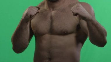 MMA savaşçı yeşil bir ekran üzerinde. Kaslı adam yeşil ekran üzerinde. Yeşil arka plan. Jest Delme adam