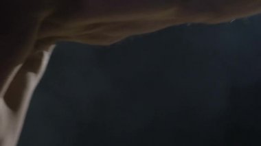 Yumruklar duman koyu arka planda kapatın. Kas kickbox veya muay Tay savaşçı duman Delme.