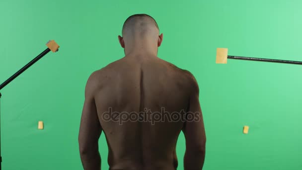 Sportivo nudo in piedi sullo schermo verde, pugile. Maschio indietro sullo schermo verde — Video Stock