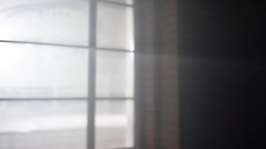 Parlak ışık pencerenin dışındaki pencerenin ay ışığı dışında. Ay ışığı gece ve ağaç üstleri açık pencere