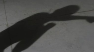 Gölge eğitim ve boks mans. Gölgesi duvara boks boxer erkek