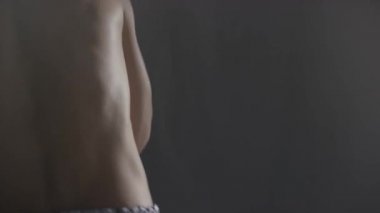 Kaslı adam siyah arka plan üzerine boks yan görünüm. Genç erkek boxer gölge boks pratik. Kas genç erkek boxer arkadan görünüş siyah arka plan üzerine