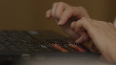Bir kadının el ile bir dizüstü bilgisayar mousepad parmaklar. Kadının el laptop fare kullanarak