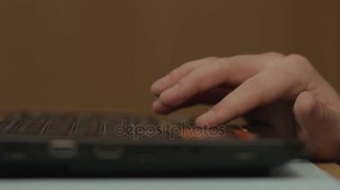 Kadın el bir tochpad dizüstü dokunmadan kapatın. Genç işkadını ofis veya kafe bilgisayar dizüstü bilgisayarda yazarak, yakın çekim