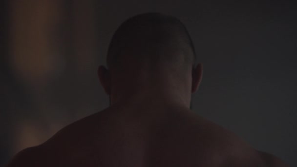 Muskulöser Mann, um die Rückansicht zu verschwimmen. muskulöse Männer zurück. Bodybuilder zeigt seinen muskulösen Rücken — Stockvideo