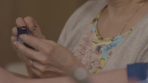 Dames handen open snoep. Woman aanbiedingen snoep. Hand van de dames met een traditionele snoep — Stockvideo