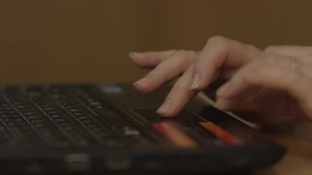 Ένα γυναικείο χέρι με τα δάχτυλα σε ένα φορητό υπολογιστή mousepad. Γυναικείο χέρι χρησιμοποιώντας το ποντίκι φορητού υπολογιστή — Αρχείο Βίντεο