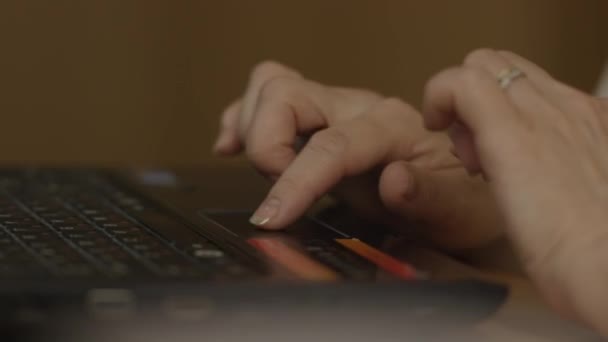 ノート パソコンの tochpad に触れる女性の手のクローズ アップ。オフィスやカフェでラップトップでコンピューター入力する若い実業家のクローズ アップ — ストック動画
