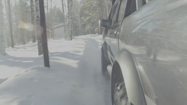 Jeep jeździ na śniegu w lesie zbliżenie. — Wideo stockowe