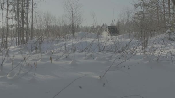 冬に雪の多い林道で Suv 車を運転します。森の中で立ち往生している車 — ストック動画