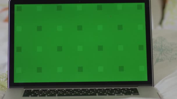 Laptop with green screen in home — Stock Video