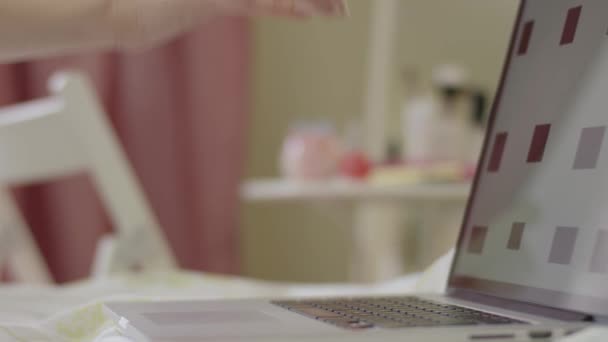 Žena ruce psaní na notebooku v domácnosti — Stock video