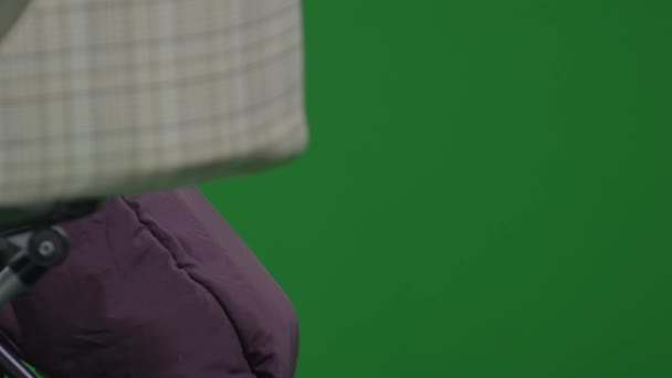 緑色の画面でベビーカーを持つ男 — ストック動画