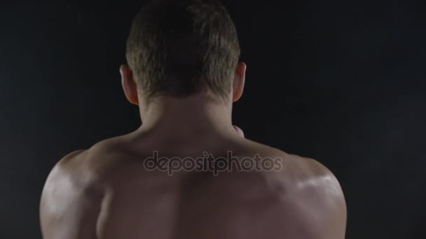 Děrování. Svalnatý muž boxu na černém pozadí. Boxer cvičí shadow box — Stock video