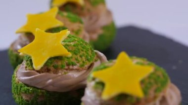 Taze ev yapımı smores şekerleme, çikolata ve kraker ile kapatın. Tatlı beyaz zemin üzerine Çikolata kremalı kek dolu