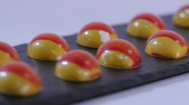 Renkli şekerler kapatın. Renkli lolipop kümesi. Kırmızı ve sarı Noel candy. Ağır çekim