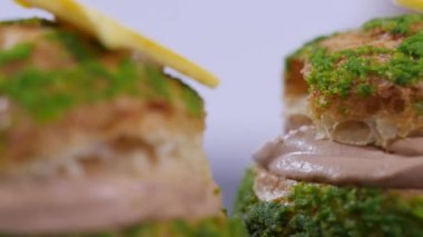 Taze ev yapımı smores şekerleme, çikolata ve kraker ile kapatın. Tatlı beyaz zemin üzerine Çikolata kremalı kek dolu